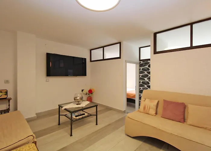 Antica 아파트 풀라