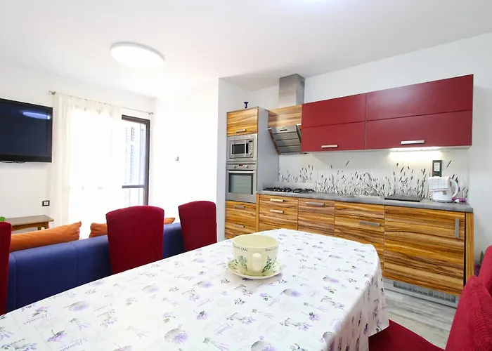 Antica 아파트 풀라